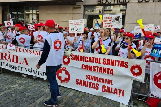 Sztrájkőrséget áll az egészségügyi minisztérium előtt a Sanitas szakszervezet több mint 150 tagja