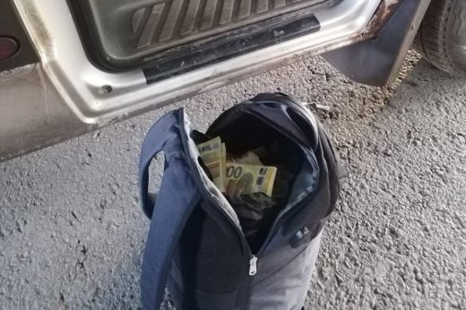 Több mint 300.000 euró lapult az ukrán férfi táskájában