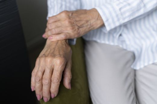 Húsz évvel fiatalabb élettársa verte meg a 71 éves, szatmári asszonyt