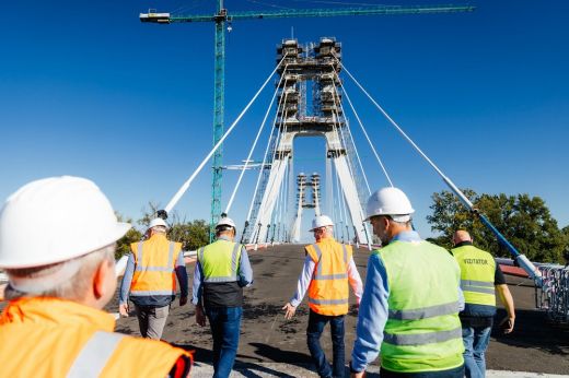 Strand utcai híd: már át lehet kelni egyik partról a másikra