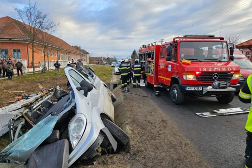 Kisbusz balesetezett Piskároson. A tűzoltók is a helyszínre vonultak - FRISSÍTVE