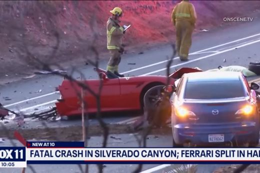 Kettészakadt és kilapult egy Ferrari egy hármas karambolban - Videó