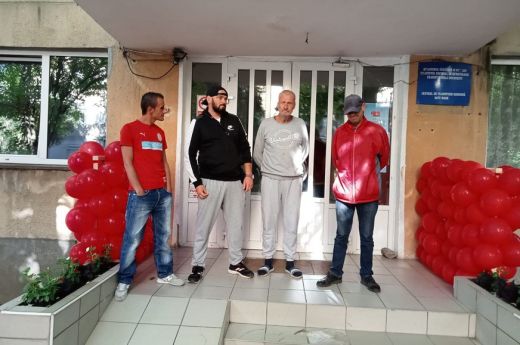 Semmijük sincs, mégis adnak