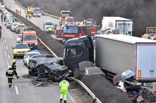 Tömegbaleset az M1-esen: megrázó felvételen az ütközés pillanata