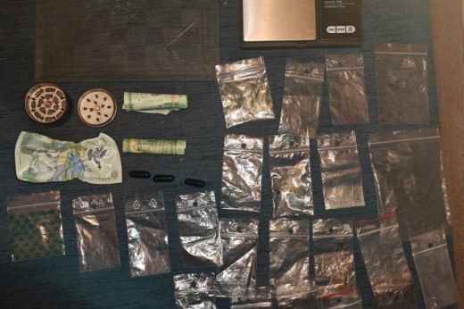 Kristály, kannabisz és airsoft fegyverek: drograzziát tartott a rendőrség - KÉPEK