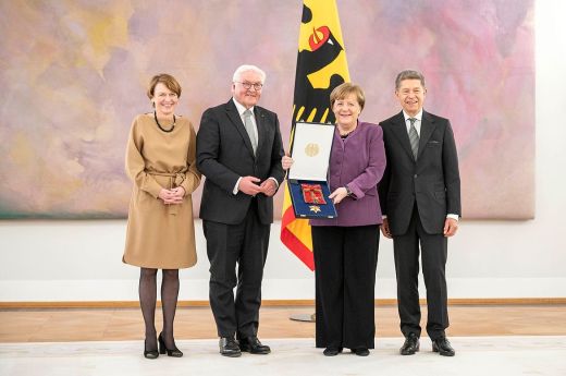 Angela Merkel megkapta a legmagasabb német állami kitüntetést