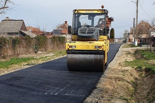 Kökényesd. Az elvártnál nehezebben halad az aszfaltozás. Azt is megtudtuk miért
