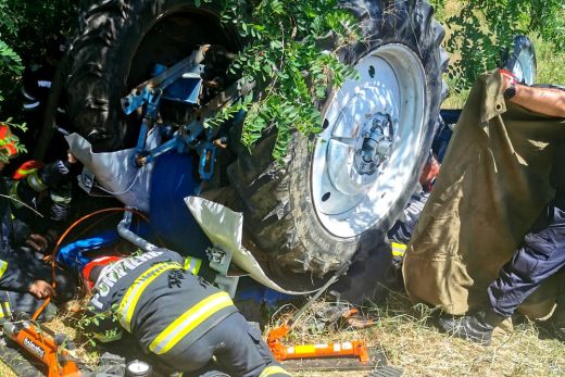Felborult traktor alá szorult egy férfi, a mentőhelikoptert is riasztani kellett