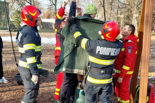 Sikeresen kimentették a hintába szorult kisfiút. Kedves történet Nagykárolyból