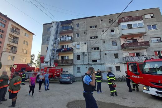 Robbanás történt, majd tűz ütött ki egy sárközi tömbházban, hat személyt kórházba szállítottak