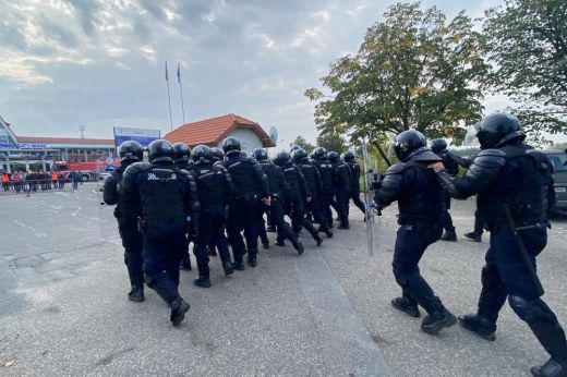 Gyanús csomag és tömegverekedés. Taktikai gyakorlat a szatmári reptéren – KÉPEK
