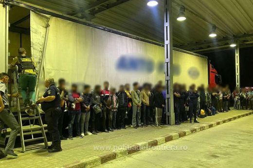 Ötven migránst akartak átcsempészni egy kamion rakterében a petei határon – VIDEÓ