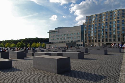 Horogkereszteket véstek a berlini holokauszt-emlékműbe