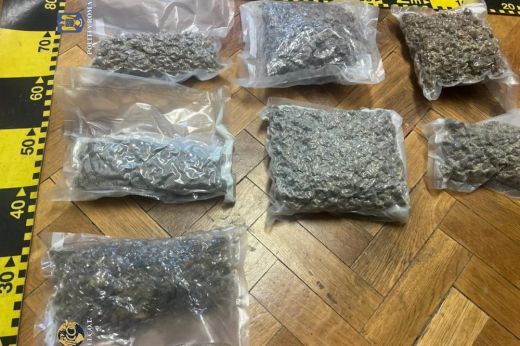 Közel 14.000 lejért passzolták volna el az 1 kiló kannabiszt, amikor rajtuk ütöttek
