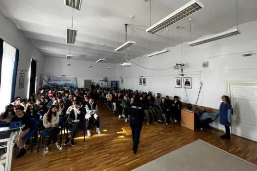 Az internetes veszélyekre figyelmezteti a gyerekeket a Szatmár megyei rendőrség
