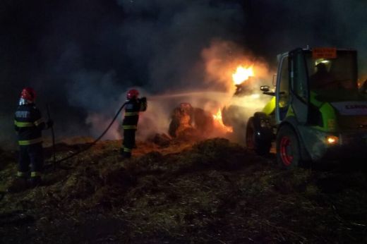 Elképesztő lángokkal égett több tíz szénabála az éjszaka
