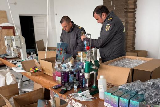 Illegális e-cigaretta-gyárat talált az ANAF Prahovában: 3,8 millió eurós adócsalást gyanítanak - VIDEÓ