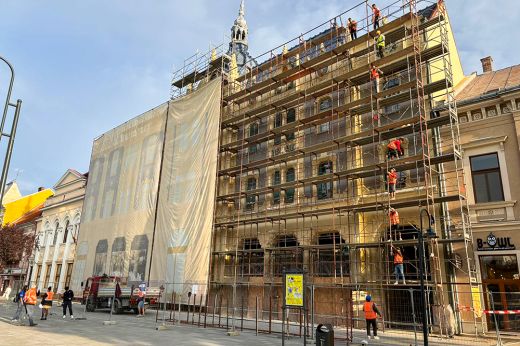 Lehull a lepel: napokon belül teljesen látható lesz a felújítás alatt álló Pannónia Szálló homlokzata
