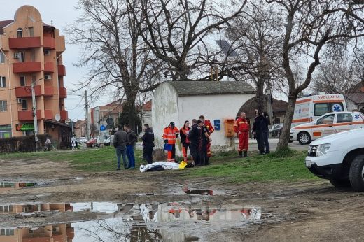 Holttestre bukkantak Szatmárnémeti egyik buszmegállójában