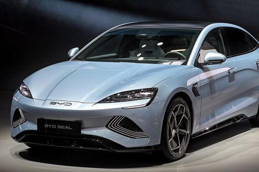 Fordult a kocka: a kínai BYD megelőzte a Teslát az európai elektromosautó-piacon