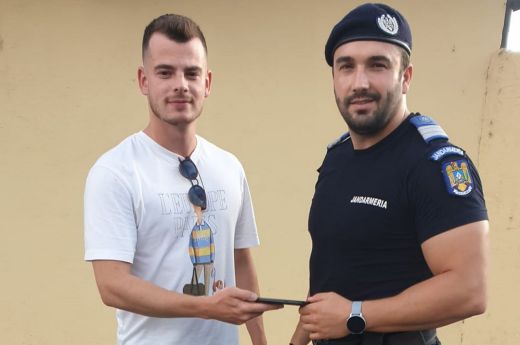 A csendőröknek köszönhetően visszakapta elhagyott telefonját