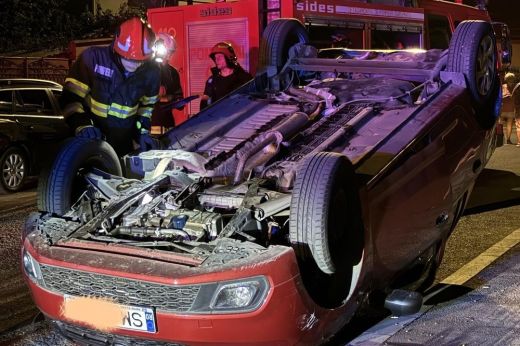Fejre állt egy autó a Miron Costin utcán. Idős nő vezette