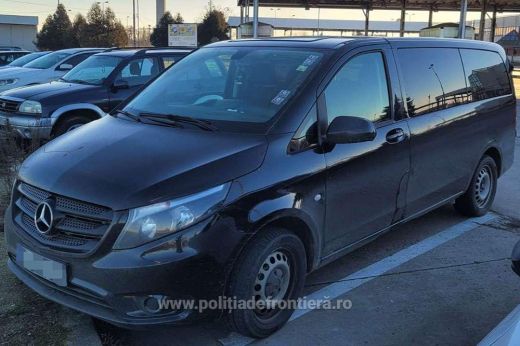 Peténél bukkant fel az osztrák hatóságok által körözött furgon