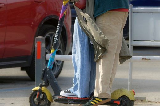 Szabálytalankodó gyalogosokat, bicikliseket és e-rollereseket bírságolt a rendőrség