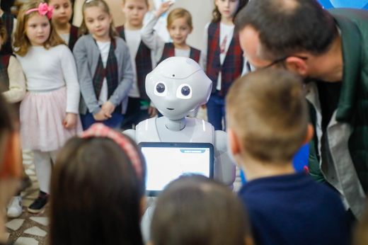 Robot-tanár oktat pénzügyi ismereteket a Szatmár megyei iskolákban!