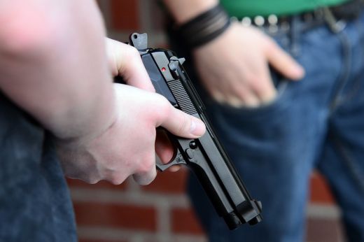 2000 lejre bírságolták a fiút, aki egy airsoft pisztollyal a táskájában ment iskolába