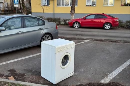Szabályosan leparkolt mosógépen röhög az internet