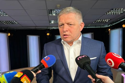 Meglőtték Robert Fico szlovák kormányfőt, kórházba szállították