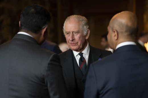 Ismét tojással akarták megdobni a brit uralkodót