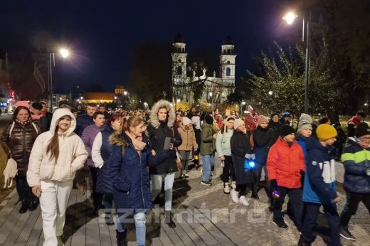 Több ezer láng a város szívében: rengetegen vonultak Szent Mártonra emlékezve - KÉPGALÉRIA, VIDEÓ