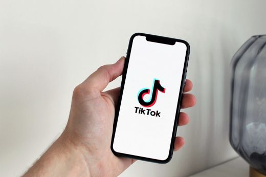 Több ezer lejt csalt ki a TikTokon behálózott áldozattól. Az állította, unokája gyógykezelésére gyűjt