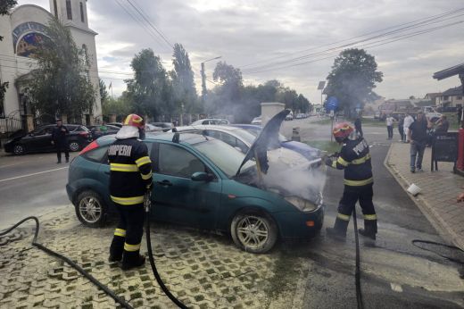 Lángra kapott egy parkoló autó Szatmárnémetiben
