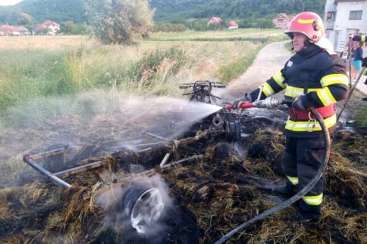 A tűz martalékává vált egy szalmabálákat szállító quad motor