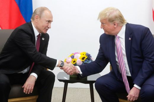 Donald Trump hétfőn tárgyal Vlagyimir Putyinnal