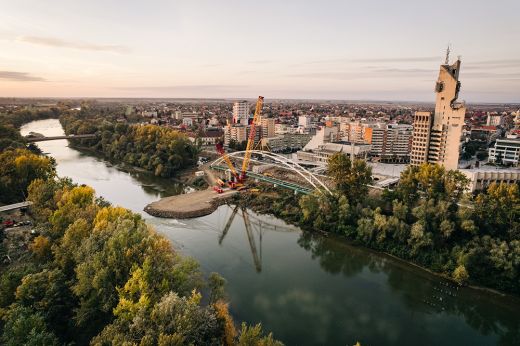 Továbbra is mozdulatlanul tárja karjait az ég felé a daru, nem kedvez az időjárás a műveletnek