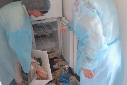 Több száz kiló húst és húskészítményt koboztak el egy Szatmár megyei étteremtől
