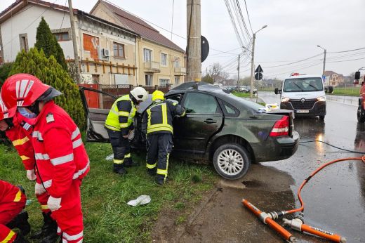 Villanyoszlopnak hajtott egy autó Szatmárnémetiben. A sofőrt ki kell vágni a roncsból - FRISSÍTVE