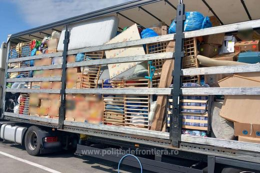 Tizenöt tonna Németországból származó textilhulladékot fordítottak vissza a petei határőrök