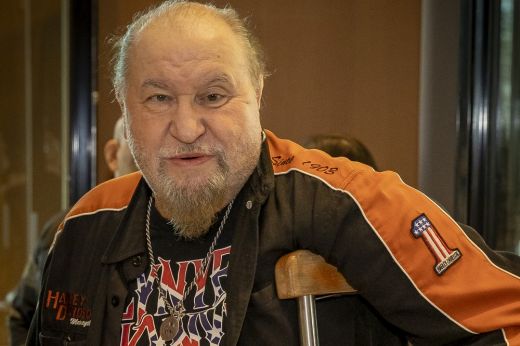 Veszélyben Deák Bill Gyula egyetlen lába, műteni nem engedi: „A fájdalomtól már a koncerteket sem tudom végigállni”