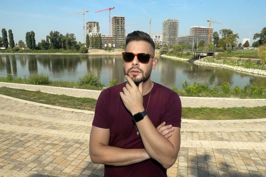 Kiss Ádám Miamiban ölelgeti a fákat