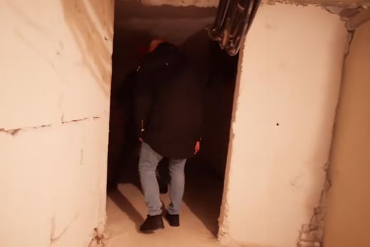 Bunkert alakítanak ki egy nagybányai tömbház lakói az épület alagsorában - Videó