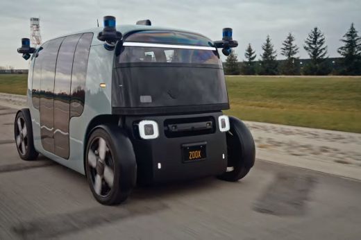 Már az utakon cikázik a furcsa kinézetű robottaxi