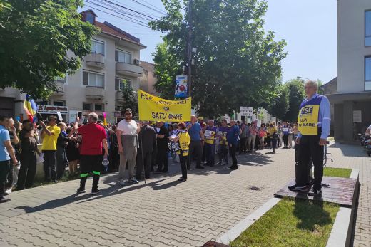 A prefektúra előtt tüntetnek a szatmári pedagógusok