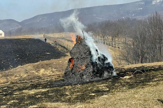 Több száz lejre bírságolták a telkét égetéssel takarító gazdát