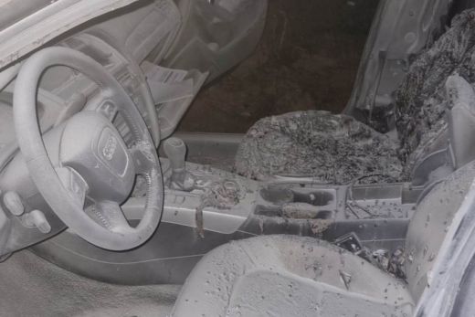 Égő autó csomagtartójából menekítettek ki egy nőt a rendőrök Bukarestben - KÉPEK