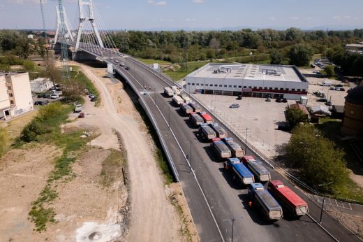Tizenhat teherautó, maximális rakomány. Próbaterhelés alatt a Strand utcai híd